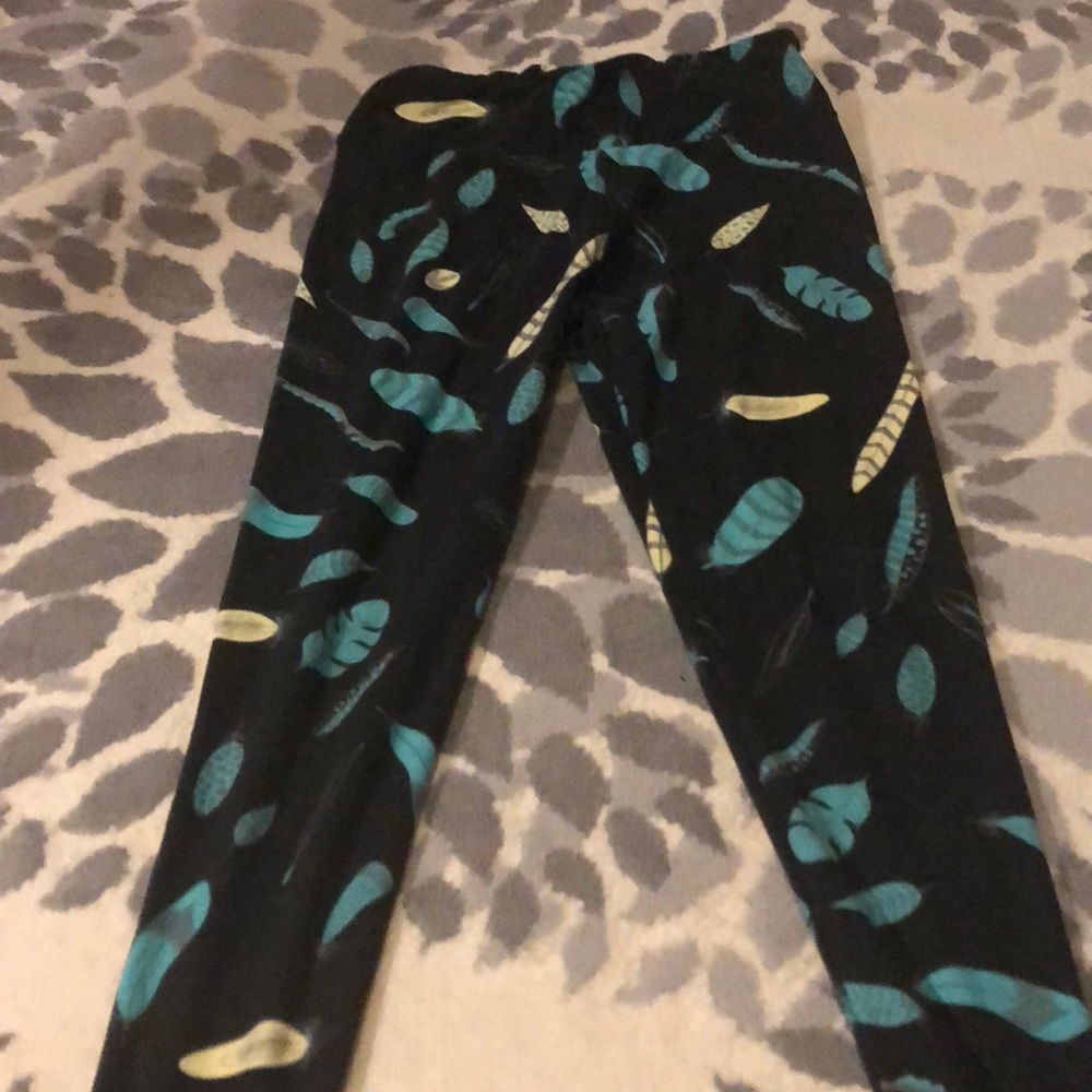 Lularoe cute feather legging!! Only worn twice!!